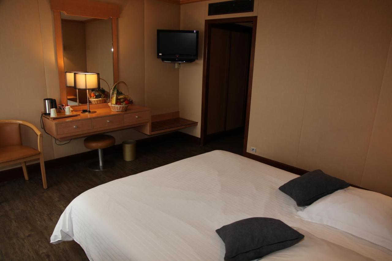 Amiraute Hotel Golf Deauville Тук Экстерьер фото