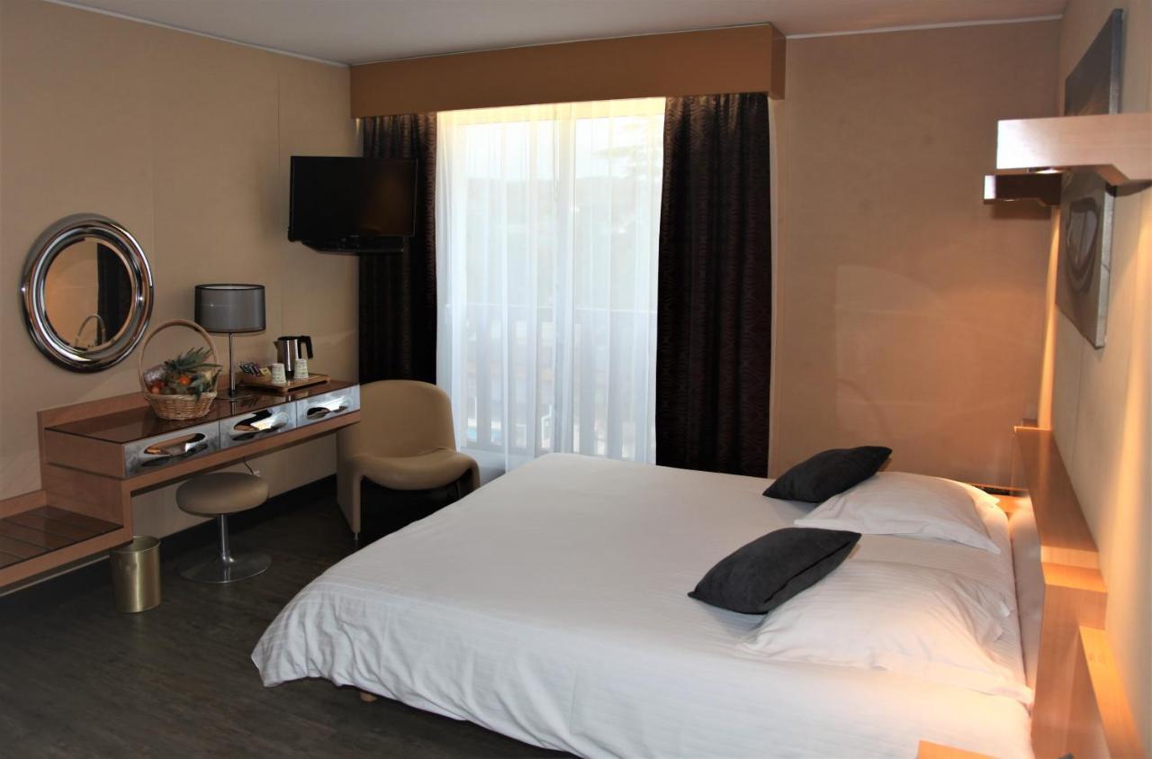 Amiraute Hotel Golf Deauville Тук Экстерьер фото
